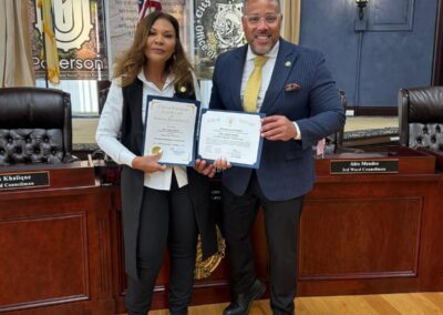 Hoy, con gran alegría y humildad, la Dra. Lorenza Fajardo junto a Mujeres Guerreras Inc. expresamos nuestro más profundo agradecimiento al Concejal Alex Méndez, expresidente del Consejo Municipal de la ciudad de Paterson, por el alto honor de recibir el Botón de la Ciudad de Paterson y un reconocimiento especial otorgado por la Oficina del Concejal y por todo el Consejo Municipal. Este valioso gesto nos llena de orgullo y compromiso, al reconocer el trabajo que realizamos con amor, fe y dedicación en favor de las mujeres y de nuestra comunidad, tanto en la ciudad como en el extranjero. Agradecemos sinceramente al Concejal Alex Méndez y a todos los miembros del Consejo Municipal por este reconocimiento que nos inspira a seguir sirviendo con pasión y propósito. 🙏 Con gratitud y honra, Dra. Lorenza Fajardo Mujeres Guerreras Inc.